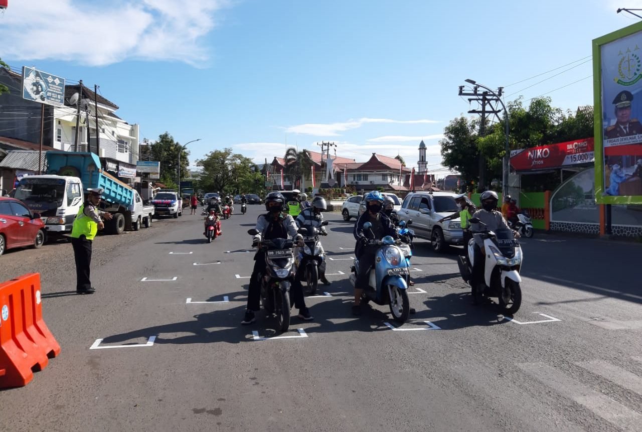 Satlantas Polres Gowa Terapkan Jaga Jarak di Lampu Merah