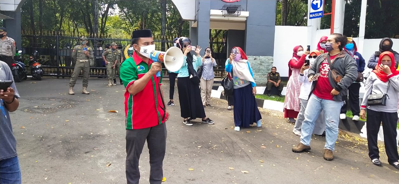 Puluhan Karyawan RS Faisal Unjuk Rasa, Karena Merumahkan 157 Perawat 2 Satpol PP Kawal Aksi Unjuk Rasa Ditengah Pandemi Covid 19 1