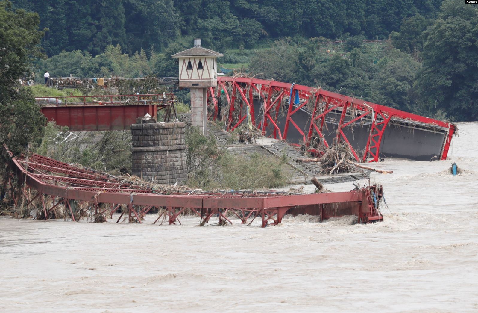 Hujan Lebat Kembali Menerjang Jepang, Sekitar 60 Orang Tewas 2 Sebuah jembatan rusak diterjang banjir yang dipicu hujan deras di Kumamura Prefektur Kumamoto Jepang barat daya