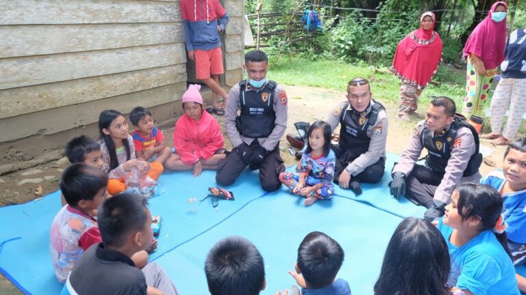 Tim Trauma Healing Polda Sulsel Beri Motivasi dan Bantuan Logistik Korban Banjir Masamba