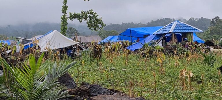 Tinjau Lokasi Pengungsian, Gubernur Minta Pangdam Ganti Tenda Pengungsi Agar Tak Kedinginan 3 Tinjau Lokasi pengungsian, Gubernur Minta Pangdam Ganti Tenda Pengungsi Agar mereka Tidak Kedinginan