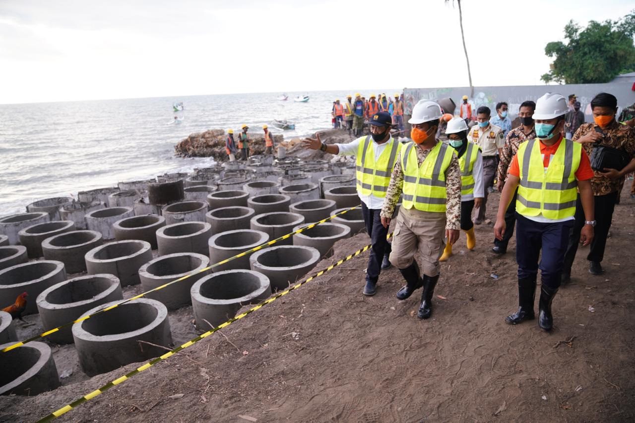 Wagub Tinjau Pembangunan Pengaman Abrasi Pantai di Takalar