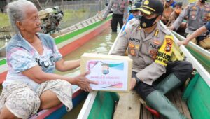 Irwasda Polda Sulsel Salurkan 500 Paket Sembako dan Sarung di 3 Kecamatan di Wajo
