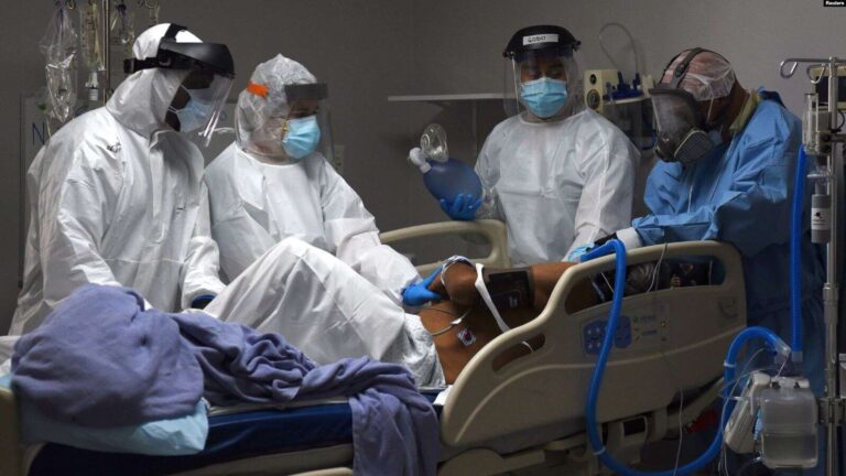 Dokter Hamil Tujuh Bulan Rawat Pasien Covid di ICU 7 petugas medis AS merawat seorang pasien Covid 19 di ICU sebuah rumah sakit di Houston Texas