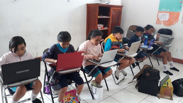 Kepala SD Triesa Wamena: Sistem Download & Go Sangat Membantu Siswa selama PJJ dalam Menghemat Paket Data 4 sd triesa wamena papua 4