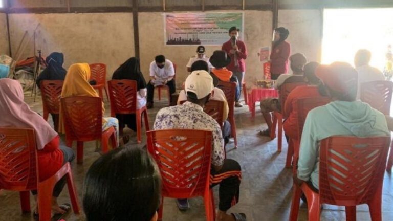 Cegah Penyebaran Covid-19, PMM UMM 48 Lakukan "Edukasi PHBS di Tempat Kerja" 4 Mahasiswa Universitas Muhammadiyah Malang