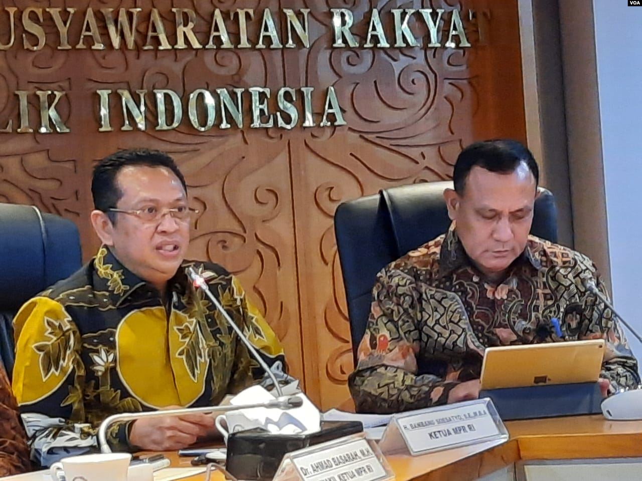 Peneliti ICW Serukan Dewan Pengawas KPK Jatuhkan Sanksi 3 Ketua MPR Bambang Soesatyo kiri dan Ketua KPK Firli Bahuri kanan di gedung MPRDPR Jakarta