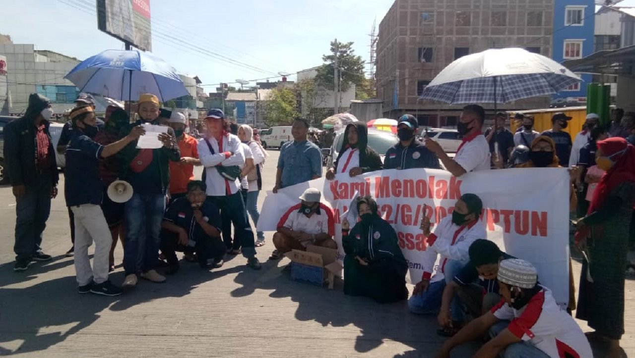 Pedagang Pasar Sentral Unjuk Rasa Menolak Gugatan Pembatalan SK Walikota di PTUN Makassar
