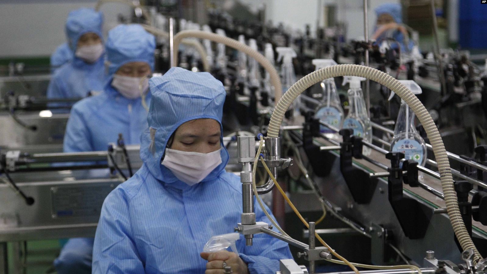 Pekerja Pabrik Sabun Ryongaksan membuat disinfektan di Pyongyang Korea Utara Kamis 19 Maret 2020
