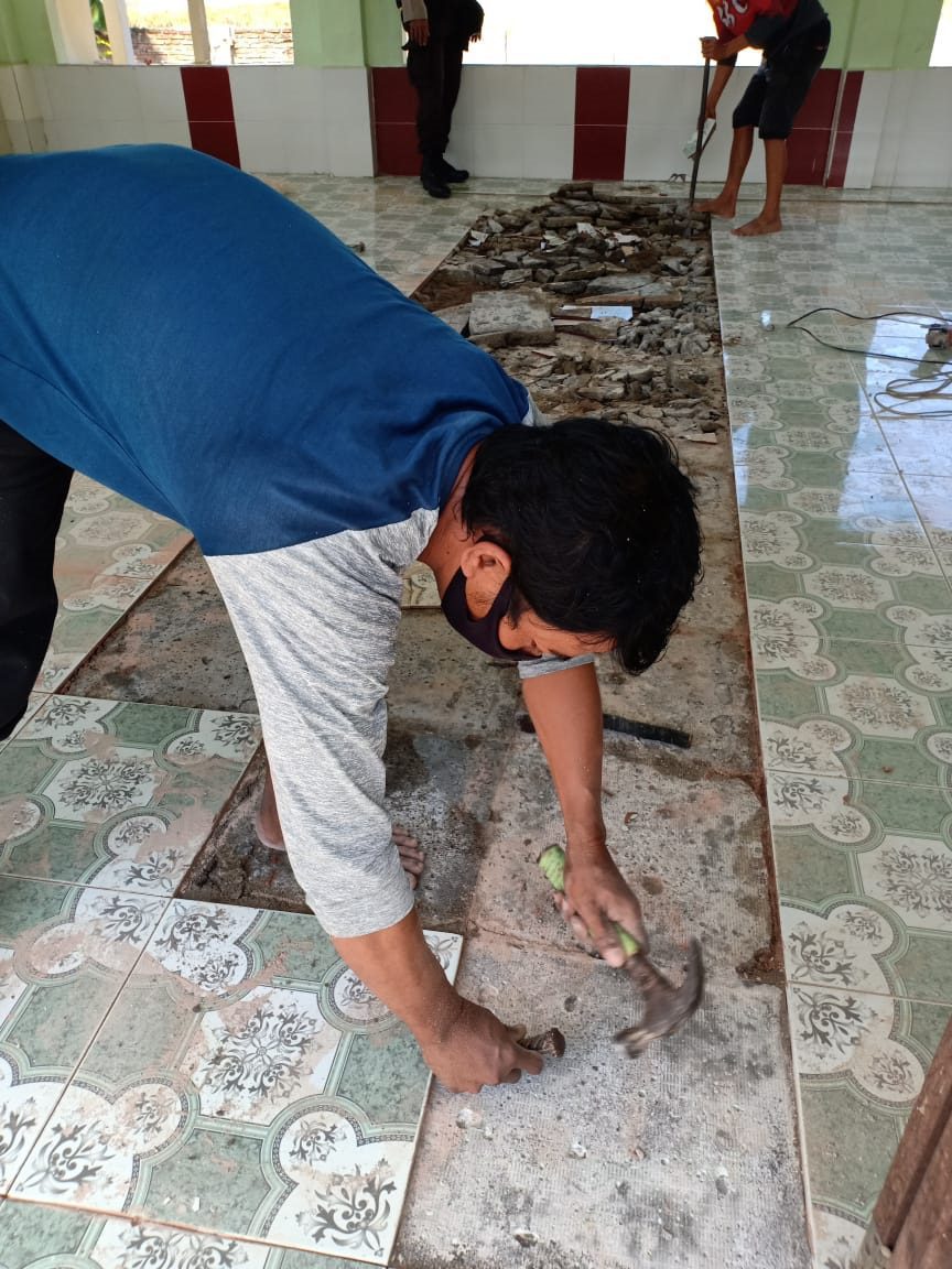 Polsek Bajeng Resort Gowa Merenovasi Musala Syekh Yusuf secara Swadaya