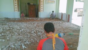 Polsek Bajeng Resort Gowa Merenovasi Musala Syekh Yusuf secara Swadaya