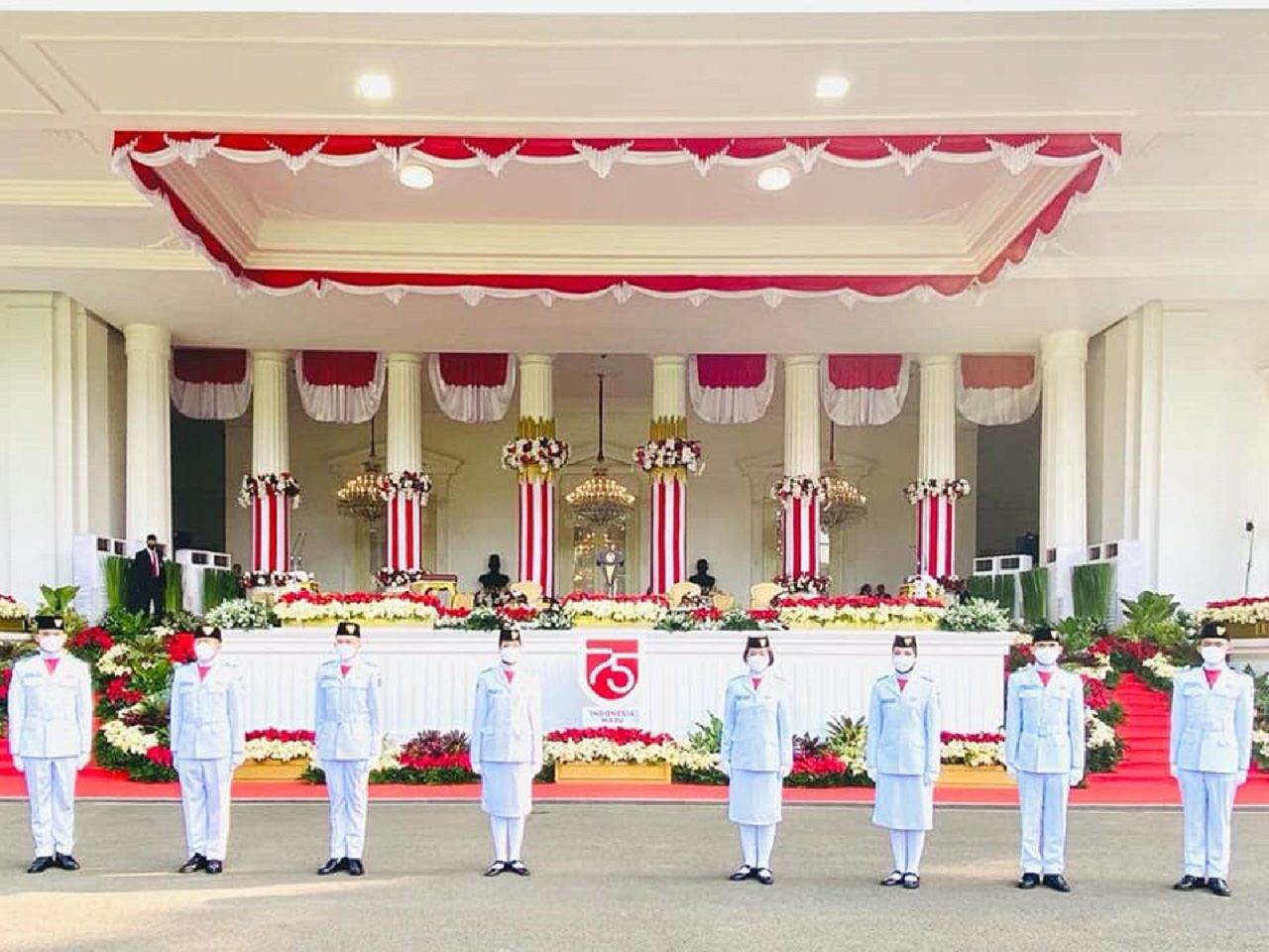 Tiga anggota Paskibraka Mengibarkan Sang Merah Putih di Istana Merdeka