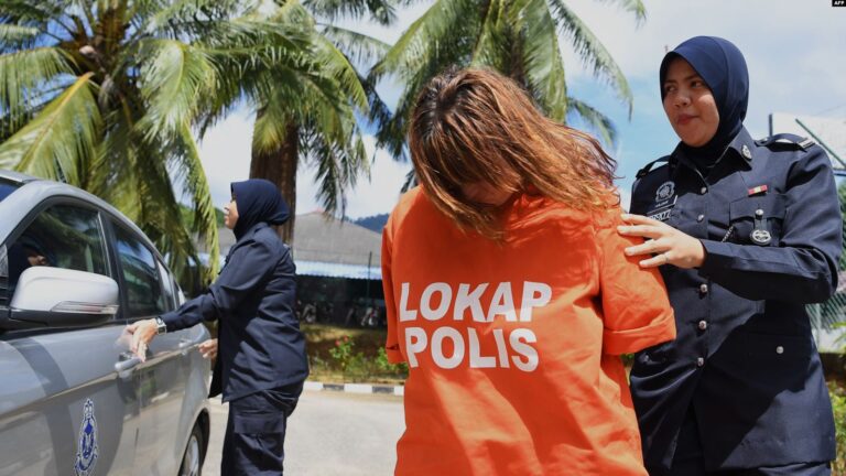 Terhindar dari Hukuman Gantung, Wanita Asal Inggris Dipenjarakan di Malaysia 10 Warga negara Inggris Samantha Jones tengah dikawal polisi di pengadilan di Langkawi 30 Oktober 2018