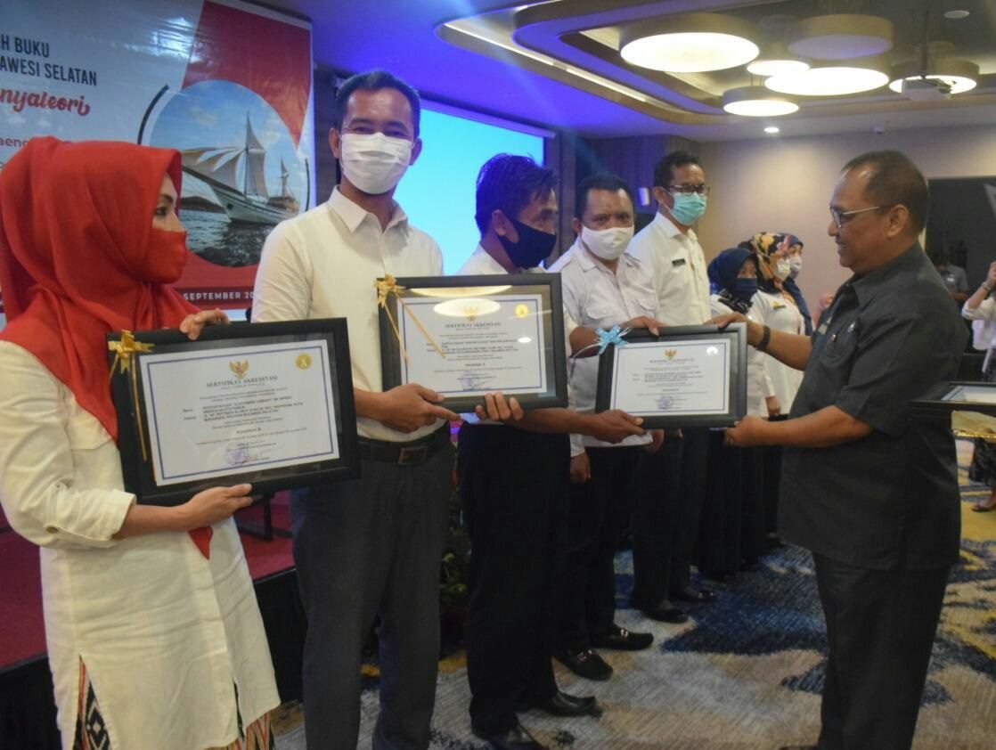 8 Perpustakaan Sekolah di Makassar Terima Sertifikat Akreditasi