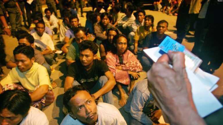 Mulai 7 September, Malaysia Larang WNI Masuki Negaranya 8 Buruh migran Indonesia menunggu petugas imigrasi Malaysia memeriksa status imigrasi mereka di luar Kuala Lumpur