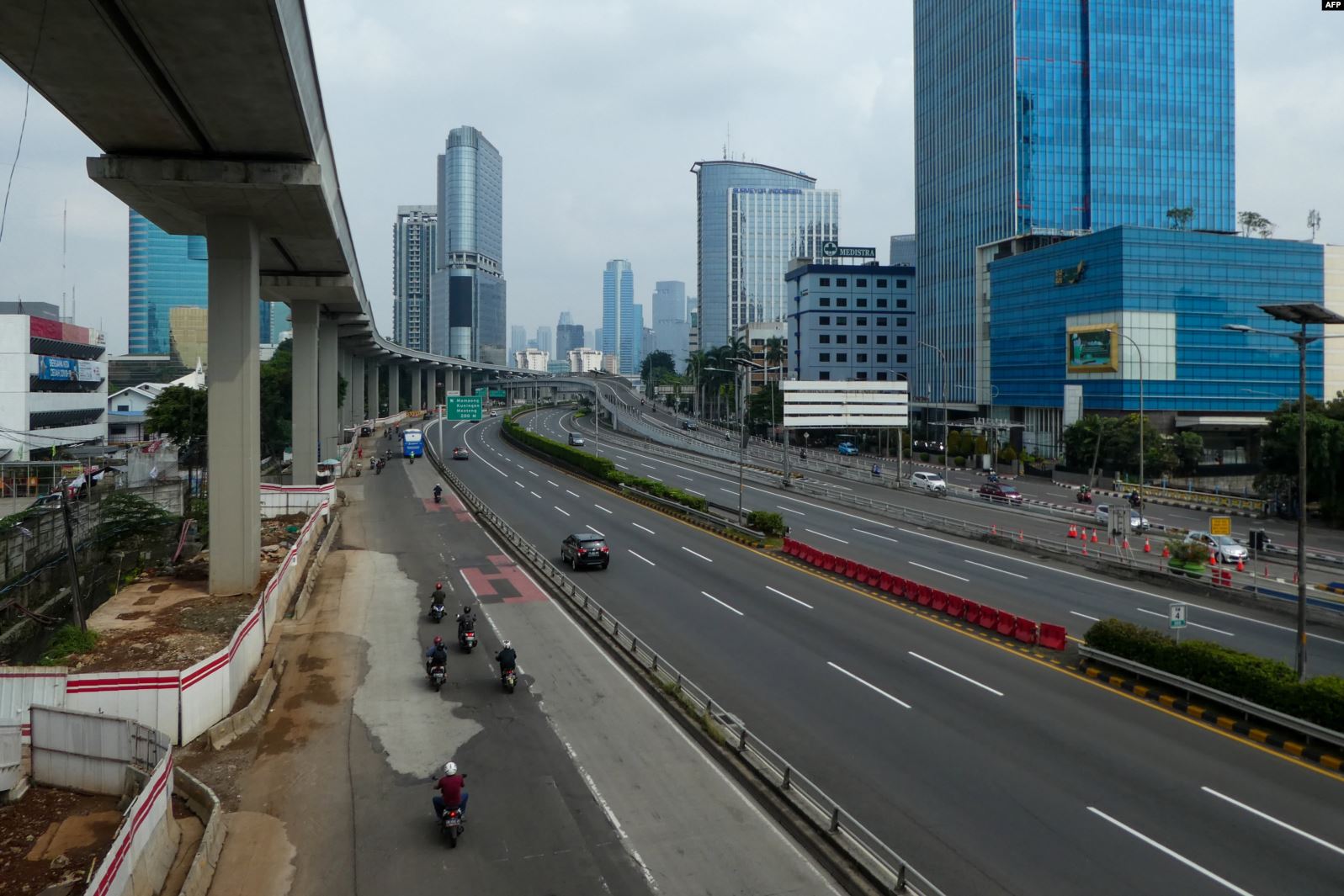 PSBB Ketat Mulai 14 September, Dilarang Kerumunan Lebih dari Lima Orang 3 Jalan jalan di Jakarta tampak sepi setelah penerapan Pembatasan Sosial Skala Besar PSBB di tengah wabah virus corona COVID 19 Jumat 10 April 2020