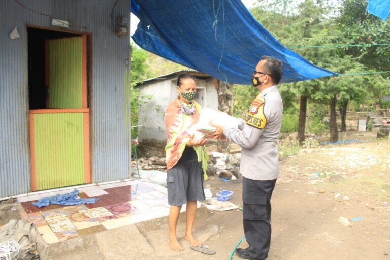 Kapolres Gowa Bagi Sembako kepada Warga Prasejahtera 4 Kapolres Gowa Bagi Sembako kepada Warga Prasejahtera
