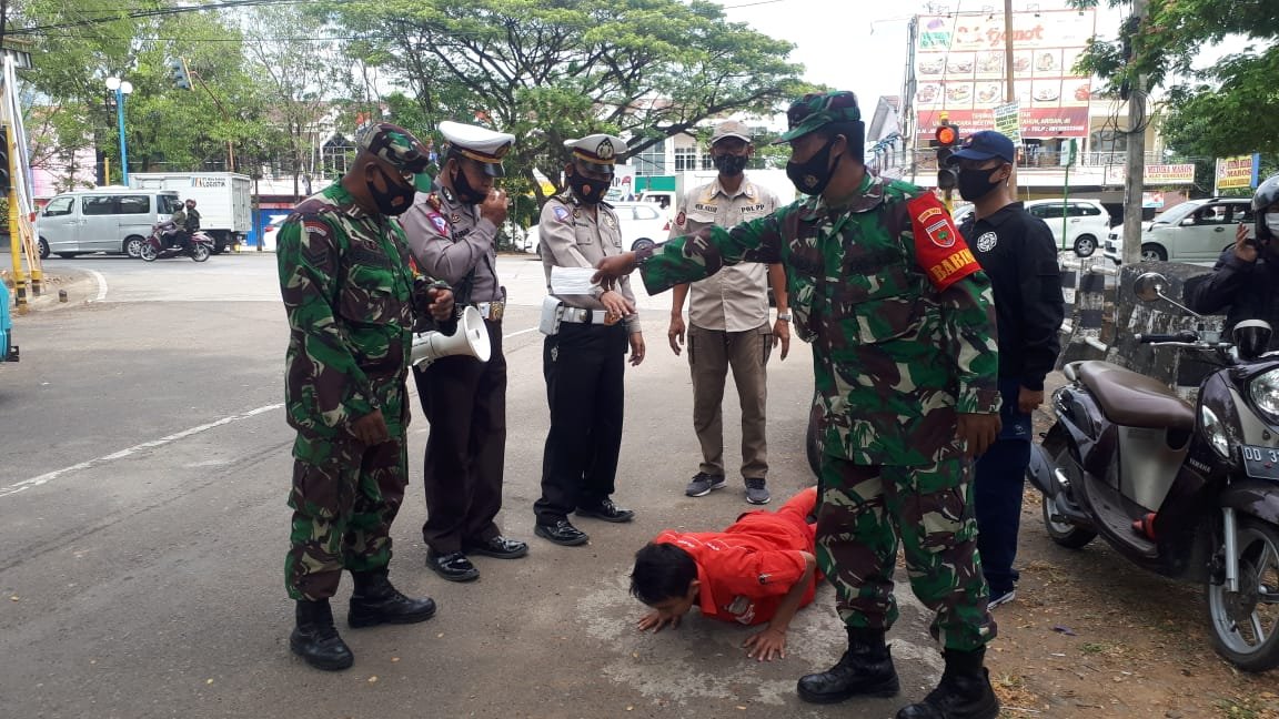Pelanggar Protokol Kesehatan di Maros Dihukum Push-up dan Pungut Sampah