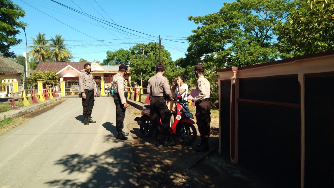Wakapolres Gowa Bersama Tiga Pilar Kunjungi Rumah Warga Sosialisasi Prokes