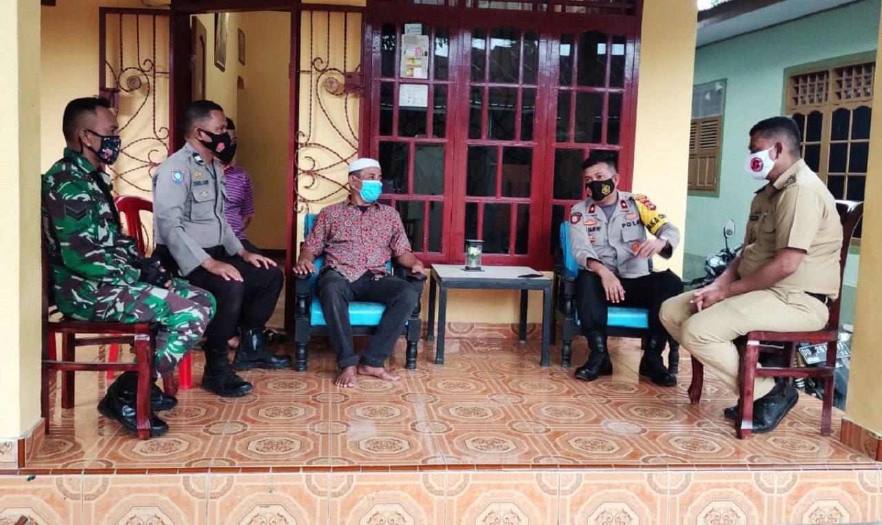 Wakapolres Gowa Bersama Tiga Pilar Kunjungi Rumah Warga
