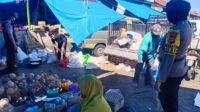 Kapolsek  Parangloe Turun Langsung Pantau Penerapan Protokol Kesehatan di Pasar Tradisional