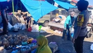 Kapolsek  Parangloe Turun Langsung Pantau Penerapan Protokol Kesehatan di Pasar Tradisional