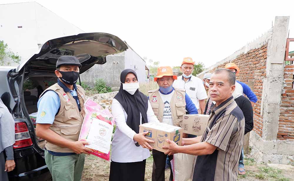 Komunitas "Birma Peduli" Serahkan Bantuan Kepada Korban Kebakaran Bangkala 2 bp