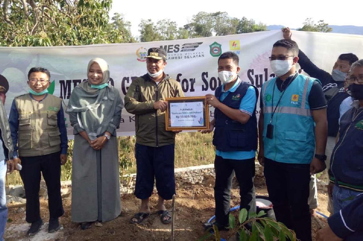 Dukung Revolusi Hijau, PLN Berikan Bantuan 500 Bibit Pohon