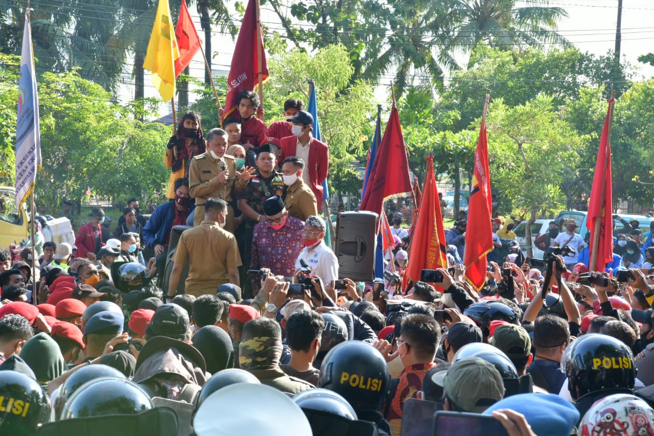 Gubernur Sulsel Orasi Diatas Mimbar Massa Aksi UU Omnibuslaw
