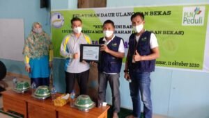 Dukung UMKM, CSR PLN Bantu Pengembangan Pengelolaan Bank Sampah Karuwisi