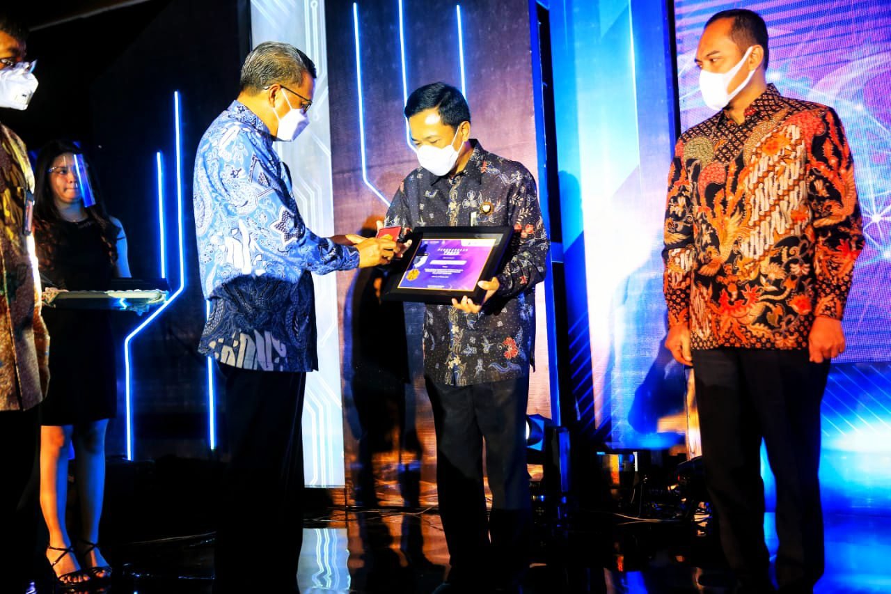 Bulan Inklusi Keuangan Sulawesi 2020 Pemkot Makassar Raih Penghargaan Dari OJK Regional VI