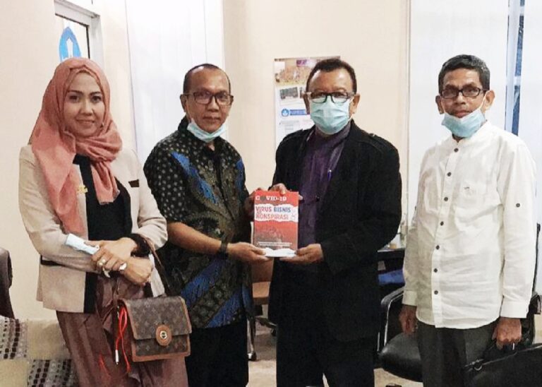 Buku Karya Anggota Koodinator Forum Dosen Diserahkan ke Rektor PTN & PTS - Kepala LLDIKTI IX