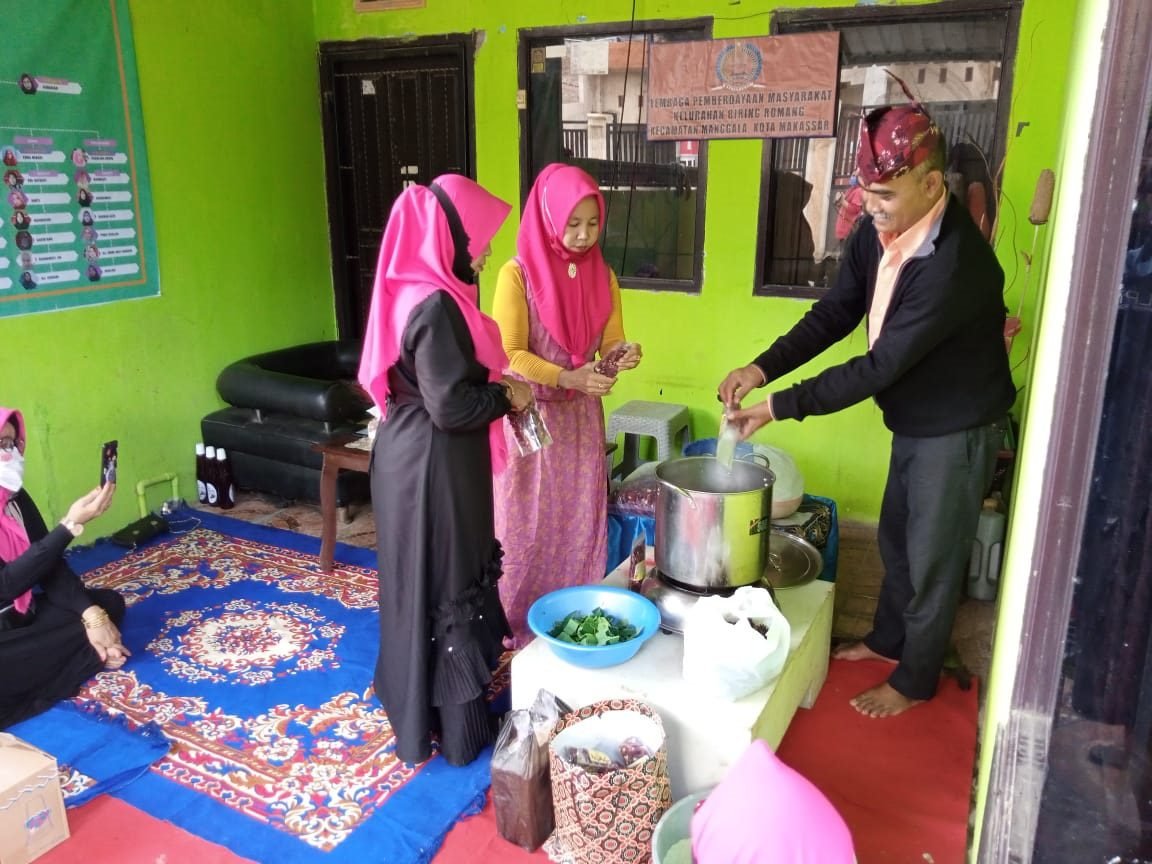 LPM Biring Romang Gelar Pelatihan Buat Syrop Rosela