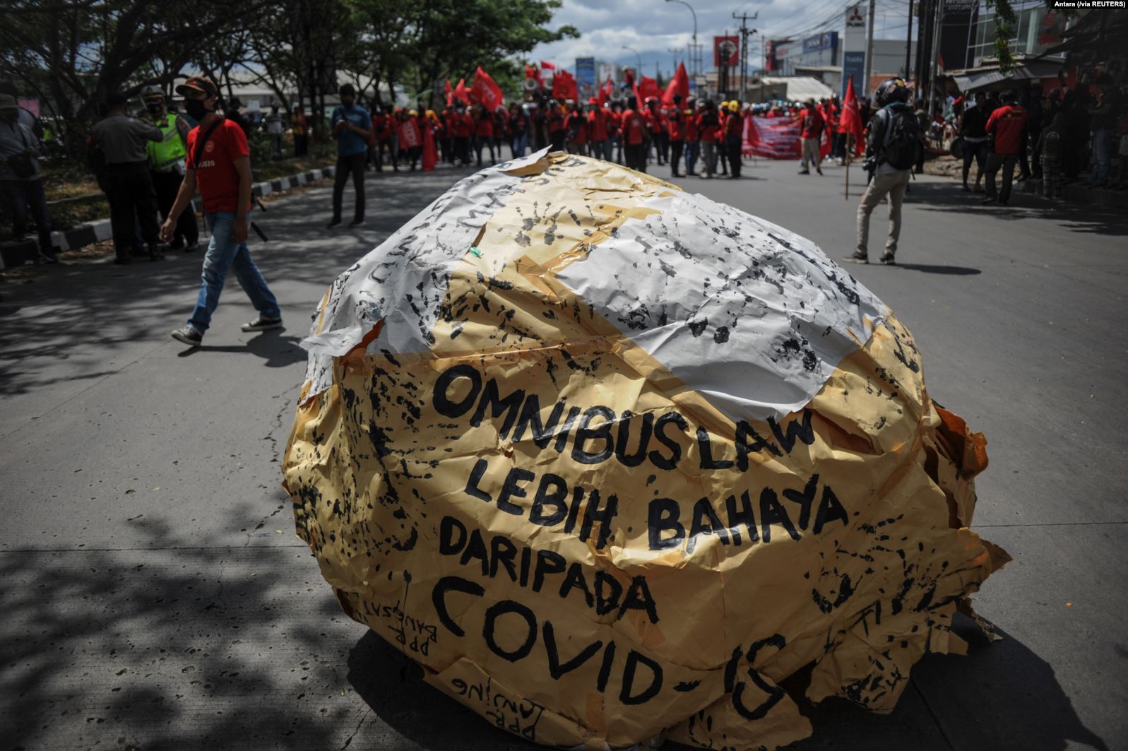 Tulisan omnibus law lebih berbahaya dari COVID tampak di tengah demo buruh memprotes Undang Undang Cipta Kerja di Bandung Jawa Barat Selasa 6 Oktober 2020