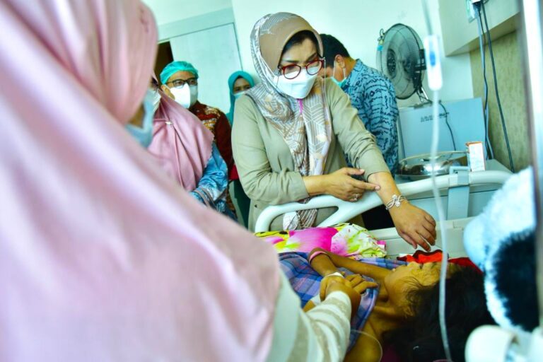 Kunjungi Gadis Pengidap Tumor Ganas, Lies Pastikan Diobati dengan Baik Tanpa Dibebani Biaya 6 IMG 20201105 215305