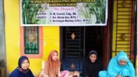 Dosen FAI Unismuh Makassar Ajarkan Cara Membuat Tusuk Sate dengan Mesin Ke Pengrajin Turikale