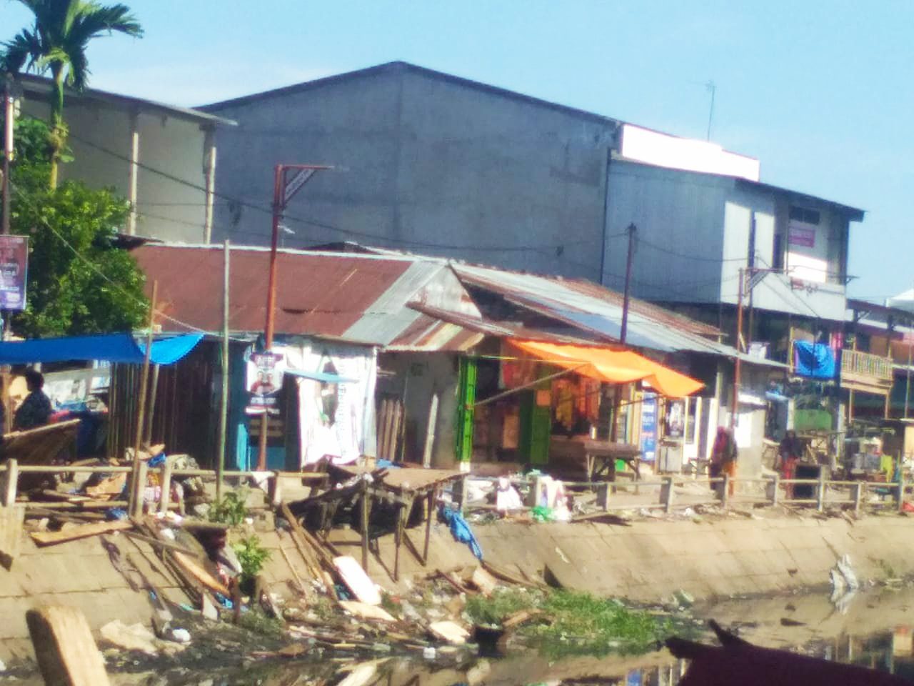 Kanal Pasar Pabaeng-baeng Dibersihkan, Ratusan Lapak Pedagang Dibongkar 3 Kanal Pasar Pabaeng-baeng Dibersihkan, Ratusan Lapak Pedagang Dibongkar