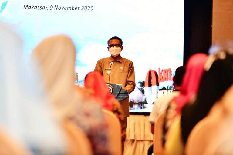 Gubernur Hadiri secara Virtual Penyerahan 9.049 Bidang Sertifikat Tanah Masyarakat Makassar-Gowa-Maros 7 Gubernur hadiri secara virtual penyerahan 9.049 bidang sertifikat tanah masyarakat Makassar, Gowa dan Maros MAKASSAR, Gubernur Sulawesi Selatan, Nurdin Abdullah menyampaikan penghargaan dan apresiasi yang sangat tinggi Kepada Presiden RI dan termasuk Kakanwil BPN Sulsel atas Penyerahan Sertifikat Tanah bagi masyarakat sulsel. Hal ini disampaikan Gubernur sulsel saat menghadiri Penyerahan Sertifikat Tanah secara Virtual Oleh Presiden RI di Sandeq Ballroom, Hotel Claro Makassar, Senin, 9 November 2020. Gubernur sulsel Mengaku Semua berkat dukungan Kepala daerah sesulsel, Forkopimda yang telah memberikan dukungan membantu dalam mensukseskan program pendaftaran tanah sistematis lengkap (PTSL) di wilayah kerja masing-masing sehingga proses sertifikat berjalan baik dan lancar. "Apresiasi yang sangat tinggi Kepada Presiden RI termasuk Kakanwil BPN dan dukungan Seluruh Kepala daerah disulsel,Di mana di masa pandemi ini sesuatu yang tidak mudah untuk mengerjakan penyelesaian target penyerahan ini,Harapanya semoga kerjasama di seluruh instansi lingkup Sulsel ini tetap berjalan dengan baik dan ditingkatkan di masa yang akan datang. "Ungkapnya. Ia Berharap dengan adanya sertifikat ini masyarakat tidak lagi bergantung pada rentenir. "Karena jujur rata-rata masyarakat kita yang ada di pesisir dan di desa masih saja kartel itu menjadi problem kita. Mudah -mudahan perbankan juga sudah bisa membantu kita,"Harapnya. Gubernur sulsel juga Mengaku dengan adanya sertifikat ini,masyarakat dapat memamfaatkanya dengan baik untuk kepentingan yang bersifat produktif. "Mudah-mudahan sertifikat ini akan dimanfaatkan sebaik-baiknya untuk kepentingan yang bersifat produktif. Misalnya bagi yang memiliki usaha agar memanfataatkan sertifikat ini untuk mengembangkan usahanya dengan baik.Karena selama ini masyarakat kita ingin mengembangkan usaha tetapi mungkin tidak bankable. Karena lahan kita punya, tetapi tidak ada alas hukum yang bisa kita jadikan agunan. Kami berharap bahwa betul-betuk untuk usaha, bukan untuk konsumtif,"Ucapnya Lebih jauh ia mengaku Penyerahan sertifikat ini dapat meningkatkan nilai manfaat tanah dengan dapat dijadikan sebagai perlengkapan persyaratan usaha. "Sehingga melalui jalinan sinergi dan kerjasama antara pemerintah pusat, pemerintah provinsi, pemerintah daerah dan pihak terkait kegiatan ini dapat terlaksana tanpa hambatan sehingga target yang telah direncanakan dapat tercapai secara optimal dan tepat sasaran," pungkasnya. Sementara, itu Menteri Agraria dan Tata Ruang/Badan Pertanahan Nasional (ATR/BPN) Sofyan A Djalil mengatakan, kegiatan ini dilaksanakan 31 provinsi. "Kegiatan Penyerahan Sertifikat Tanah dilaksanakan di 31 provinsi,201 kabupaten/kota dan 257 kantor pertanahan di seluruh Indonesia dengan Total junlah sertifikat yang dibagikan sebanyak 1 juta sertifikat."Pungkasnya. Diketahui untuk disulsel,Jumlah sertifikat dibagikan pada 9.049 bidang tanah yang terdiri dari tanah masyarakat Kota Makassar, Kabupaten Gowa dan Maros.