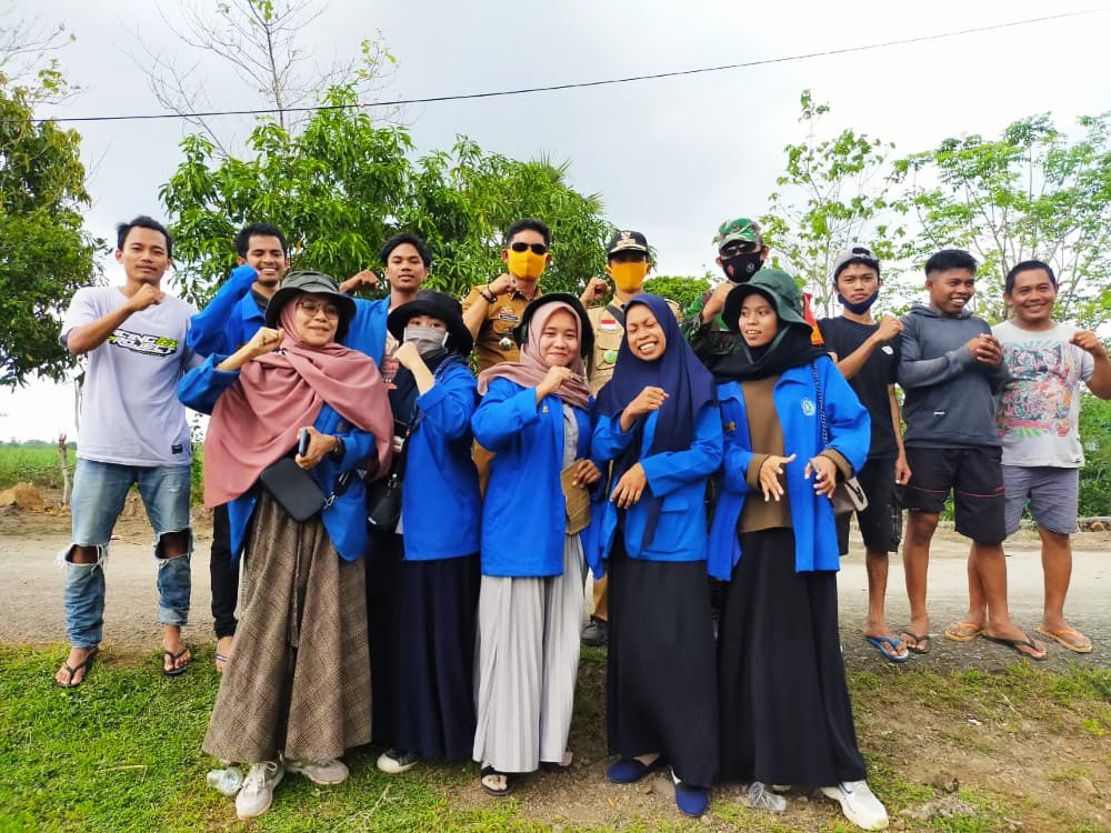 Mahasiswa KKP Fisip Unismuh Makassar Gotong Royong Perbaikan Talud Jembatan Perbatasan Rajaya-Bontokadatto Takalar
