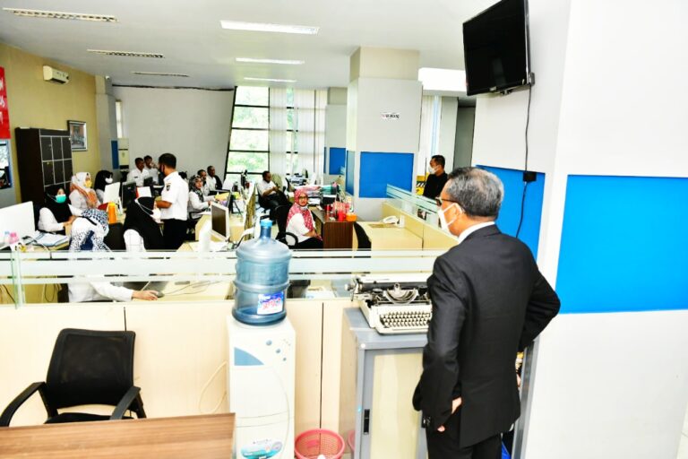 Sidak di PTSP Nurdin Abdullah Mencak-Mencak, Gubernur: Tolong Pak Kadis, Benahi Pelayanan 7 Sidak di PTSP Nurdin Abdullah Mencak-Mencak, Gubernur: Tolong Benahi Pak Kadis, Benahi Pelayanan