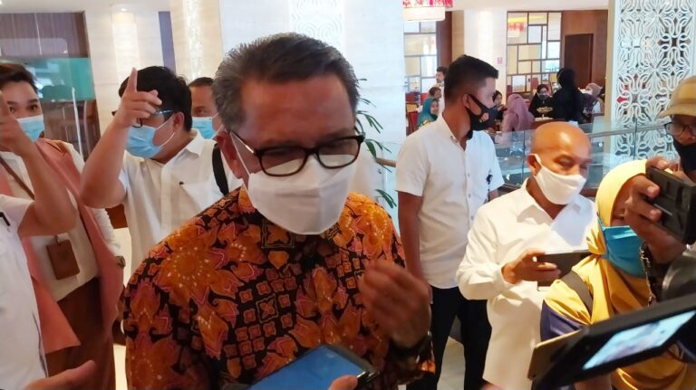 Siap Jadi Relawan Pertama Vaksin Covid-19 di Sulsel, Gubernur: Bukti pemerintah serius memberikan contoh ke masyarakat 4 Gubernur Sulawesi Selatan Nurdin Abdullah
