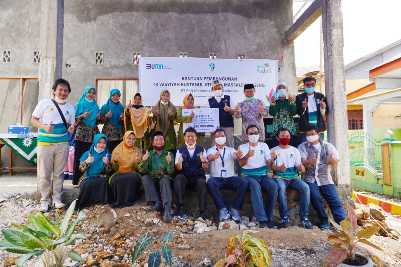 PLN Beri Bantuan TK Aisyiyah Bustanul Athfal Serta Dukung Pengembangan Wisata Puncak Lima Jari 