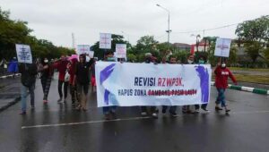 Jalan Kaki ke DPRD Sulsel, Ratusan Warga Kodingareng Tuntut Revisi RZWP3K Zona Tambang di Wilayah Tangkap Nelayan