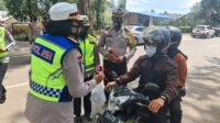 Satlantas Polres Gowa  Akhiri Oprasi Zebra 2020 dengan Berbagi Bunga
