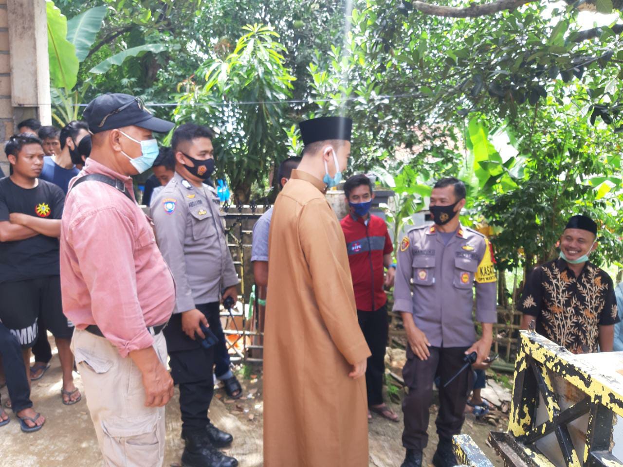 Tim Suksesnya Wafat, MYL Melayat kerumah Duka 2 Muhammad Yusran Lalogau, Bupati Terpilih Versi Quickcount kunjungi Rumah Duka Fadlal