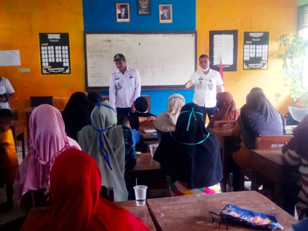 Ratusan Warga Somba Opu Terima Bansos Tunai Rp300 Ribu di Kantor Lurah Romang Polong