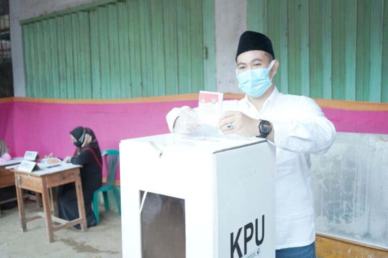 Cabup Pangkep, Yusran Lalogau Mencoblos Didampingi Keluarga 8 Cabup Pangkep, Yusran Lalogau Mencoblos Didampingi Keluarga