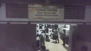 236 Kotak Surat Suara Tiba di Gudang Logistik KPUD Selayar di Kawal Ketat Aparat