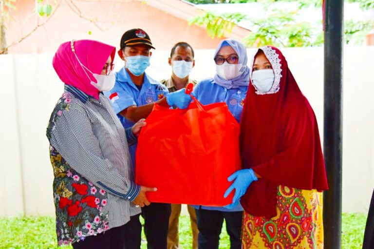 Lies F Nurdin Serahkan 200 Paket Bantuan Pangan bagi Keluarga Nelayan di Untia