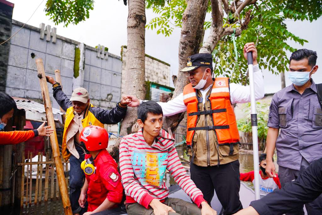 Wagub Sulsel Evakuasi Korban Terjebak Banjir di Antang